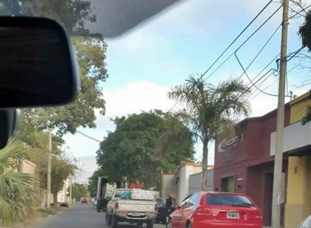 Photo of CORRUPCION ELECTORAL: MIRA COMO PAREDEZ URQUIZA Y ALVAREZ USAN LA PLATA DE LOS RIOJANOS PARA COMPRAR VOTOS