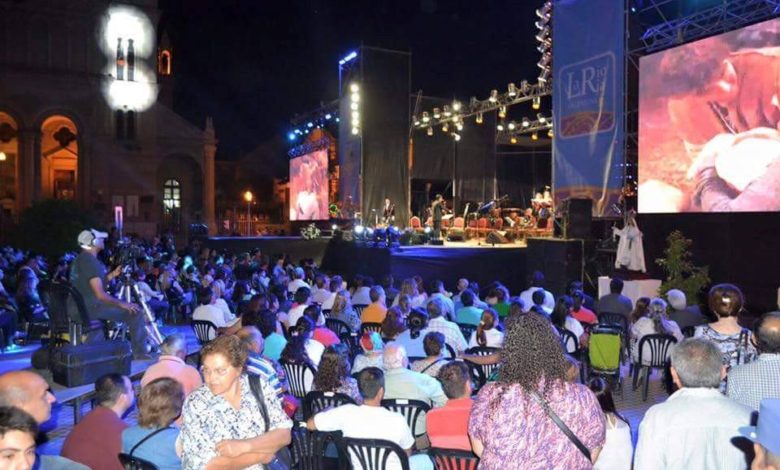Photo of Diferencias de gestión, mientras Quintela otorgo todos estos años un bono navideño a los municipales, Paredes hizo un millonario concierto lirico