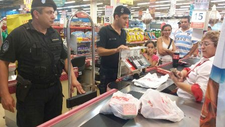 Photo of #Ejemplo: Jubilada desesperada quiso llevar comida del Hiper Libertad sin pagar, la demoraron pero en vez de llevarla presa, los policías le pagaron la cuenta
