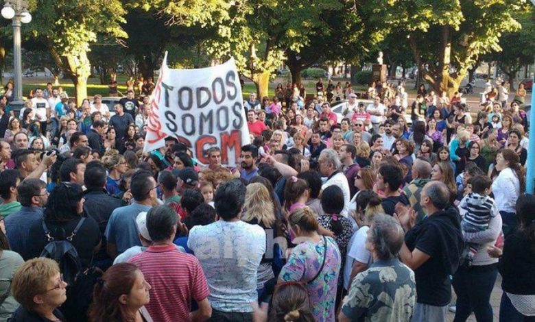 Photo of Trabajadores toman una planta de zapatillas en Las Flores, «La patronal nos dio licencia y no apareció más»