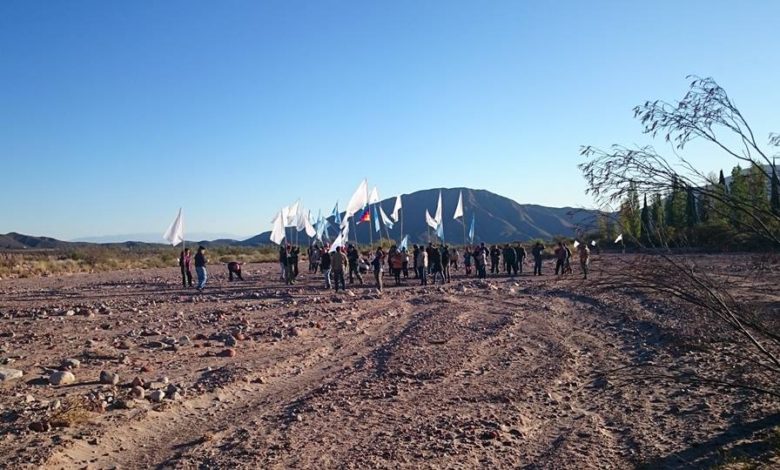 Photo of Angulos: La Jueza no mando a reprimir, Saul intento explicar la situación, Famatina resiste