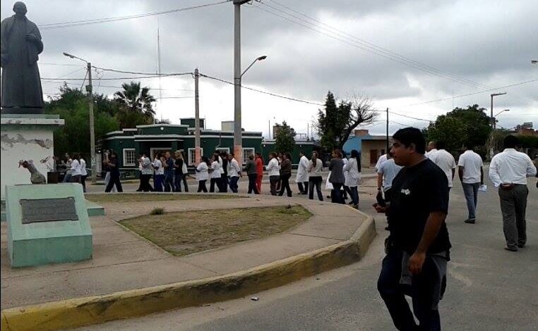 Photo of MÉDICOS PIDEN DIGNIDAD LABORAL, MIENTRAS BEDER ORGANIZA DESFILE MILLONARIO