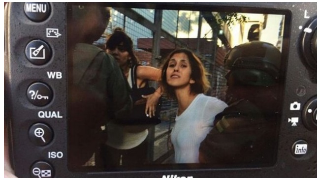 Photo of Más de veinte policías detienen y manosean a una joven de manera brutal