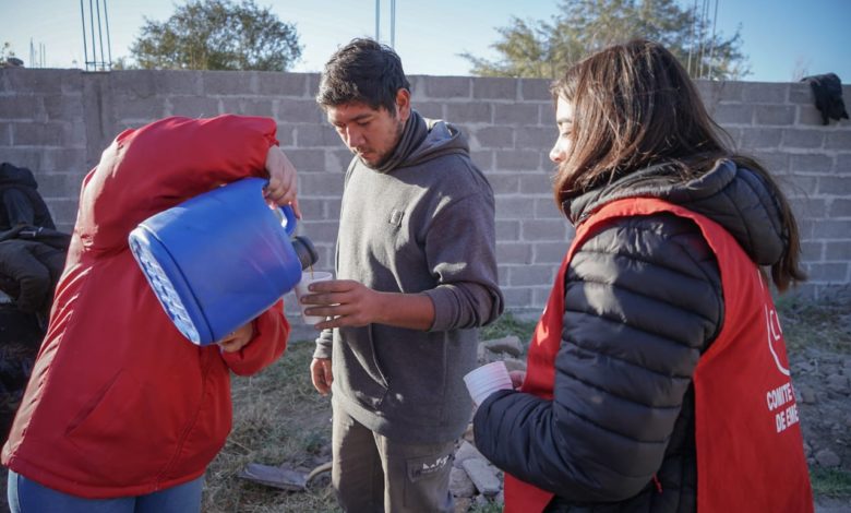 Photo of POR LAS BAJAS TEMPERATURAS, CHALECOS ROJOS COMPARTEN BEBIDAS CALIENTES