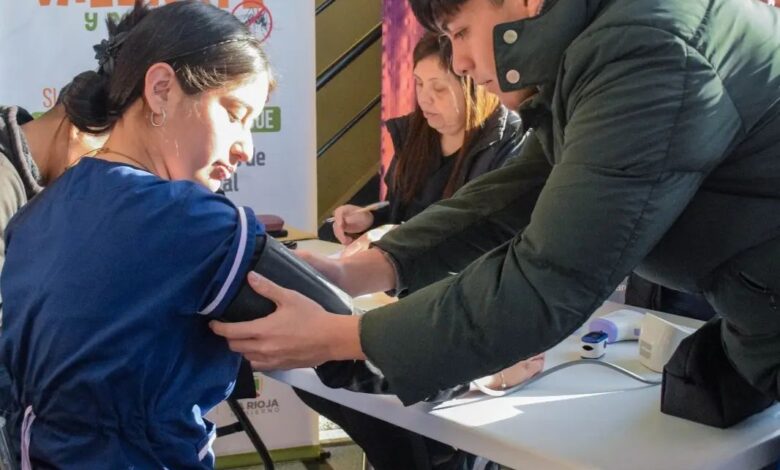 Photo of Campaña de Vacunacion contra el Dengue: «Salud vacunó a más de 500 jóvenes en el parque de la Ciudad y de las Juventudes»