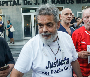 Photo of El padre de Pablo Grillo, presente en la marcha del 24 de marzo: «Hoy acá está su bandera»