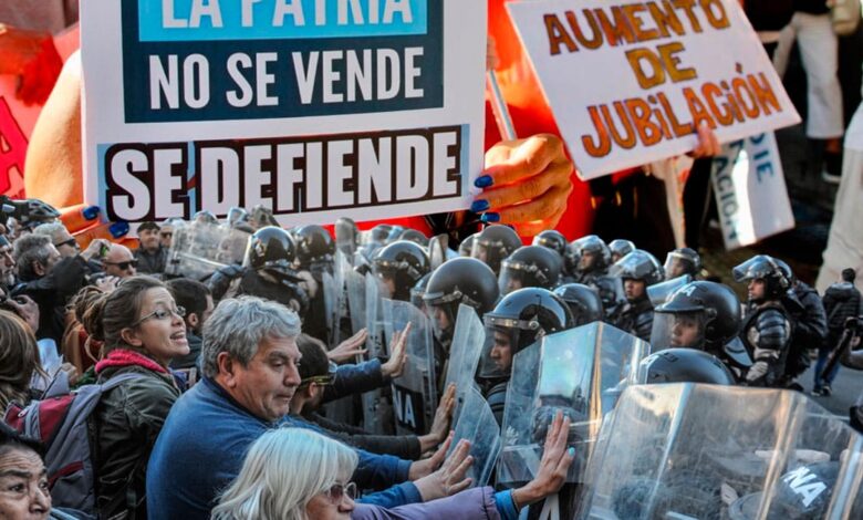 Photo of La Policía Federal, bajo el mando de Patricia Bullrich, reprimió violentamente a los jubilados
